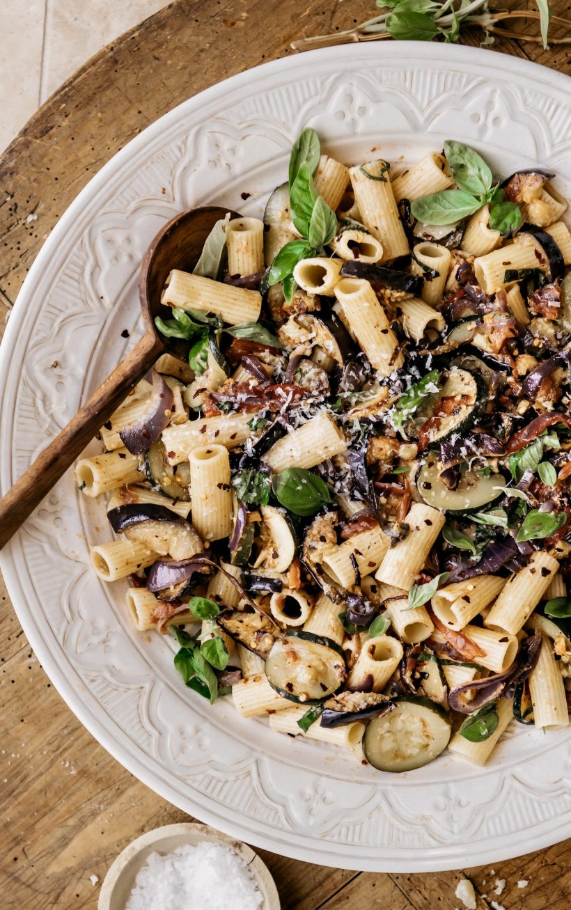 Receta de rigatoni de pasta de verduras asadas con berenjena, calabacín y pimientos