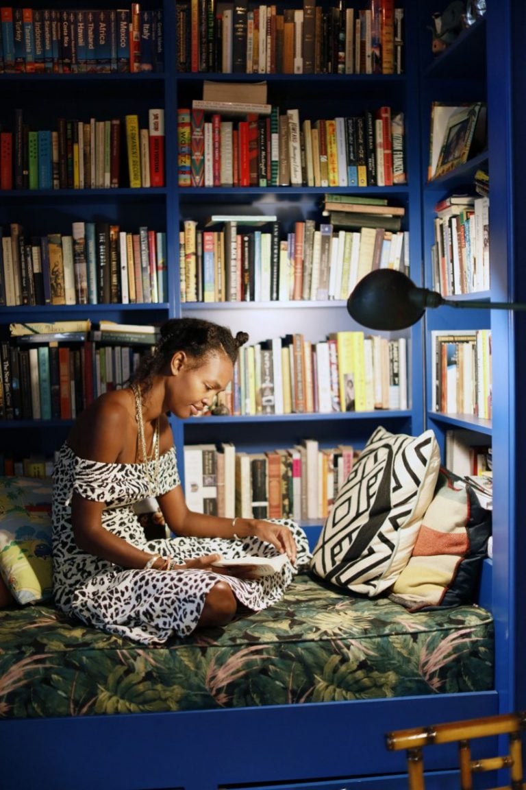 megan o'neill reading at home_cozy reading nook