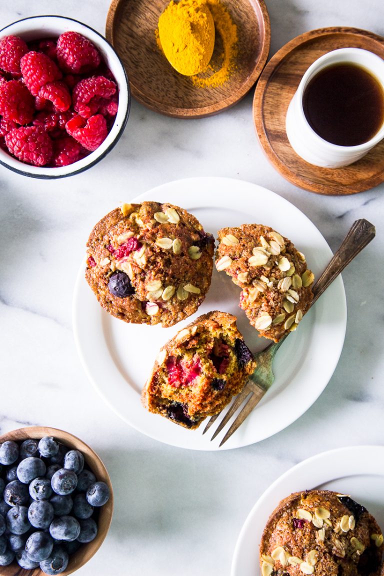 muffins de bayas de cúrcuma_recetas para hornear de verano