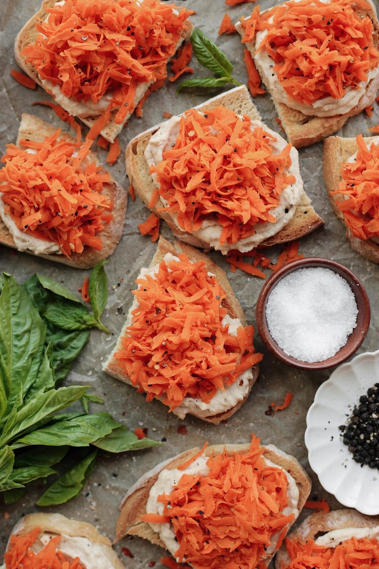 Tostadas salteadas de ajo, zanahoria y hummus_recetas de tostadas