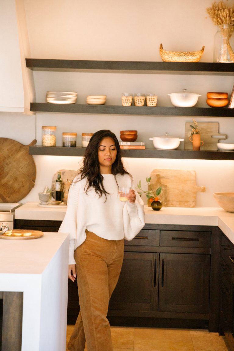 Mujer BIPOC bebiendo agua en la cocina_mejor botella de agua de acero inoxidable