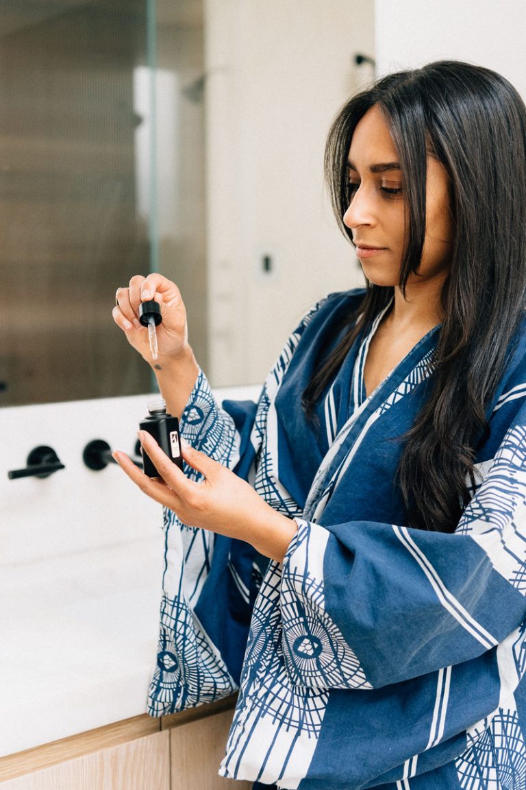 Shani van Breukelen applying facial oil