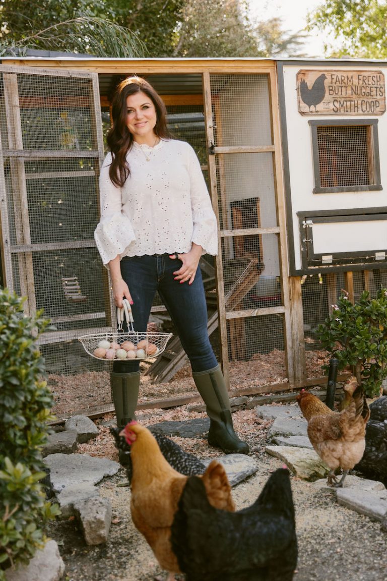 tiffani thiessen gathering chicken eggs_eat organic