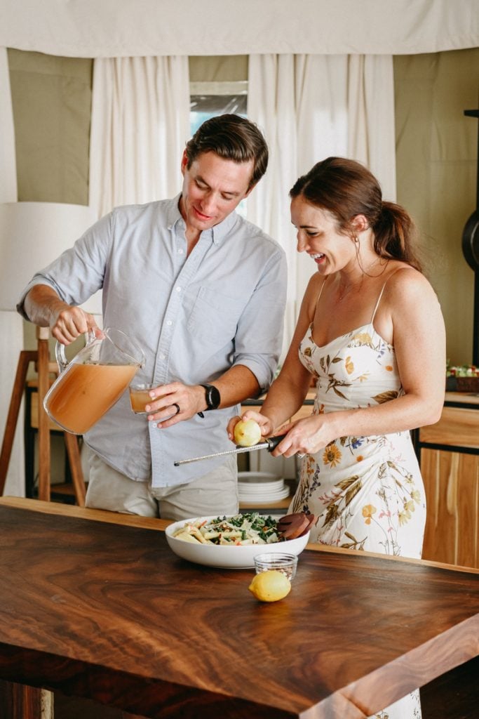 Man and woman cooking together i kitchen.