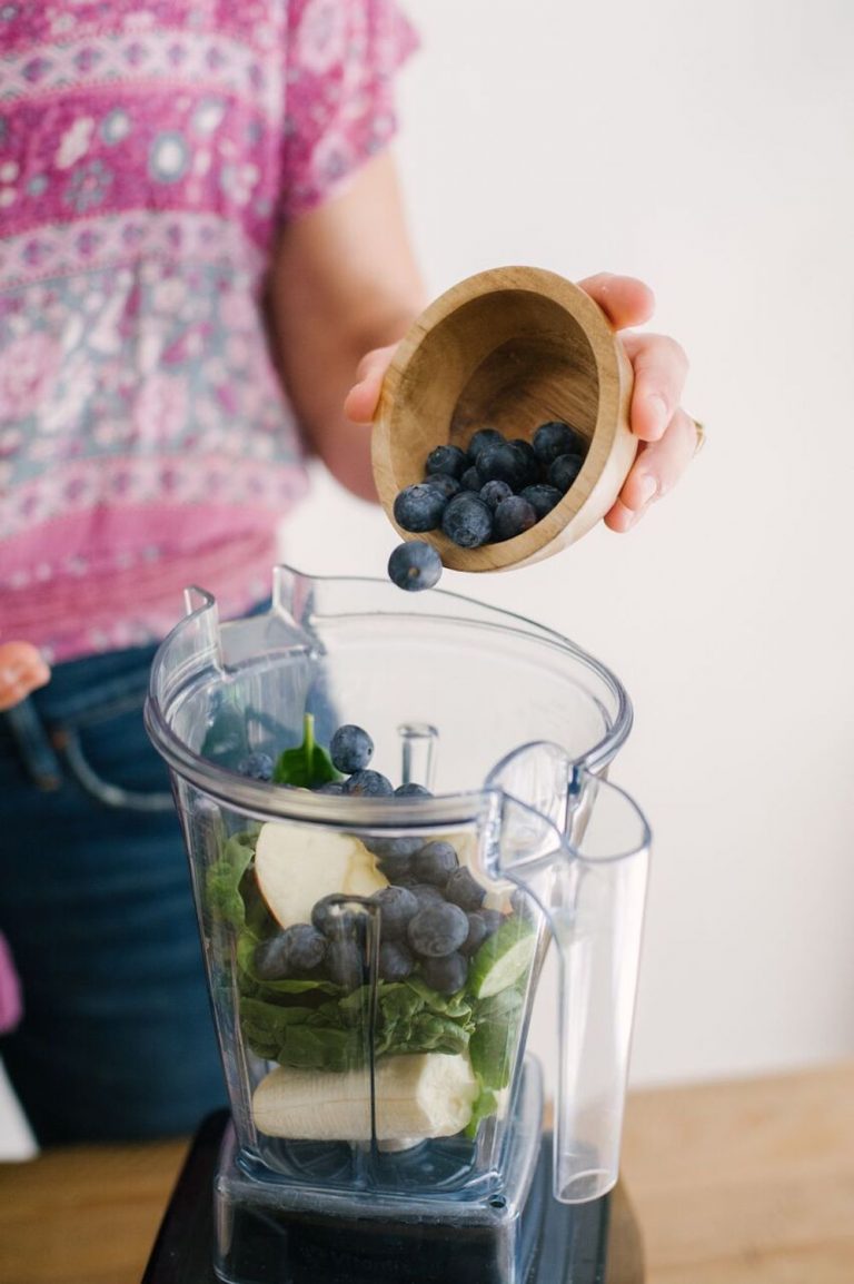 blueberry and avocado fascia-boosting smoothie
