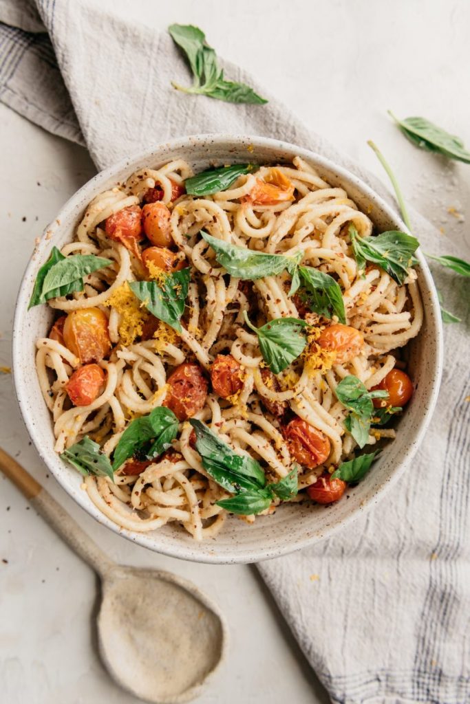 creamy vegan pasta with tomatoes and basil_vegetarian dinners with protein