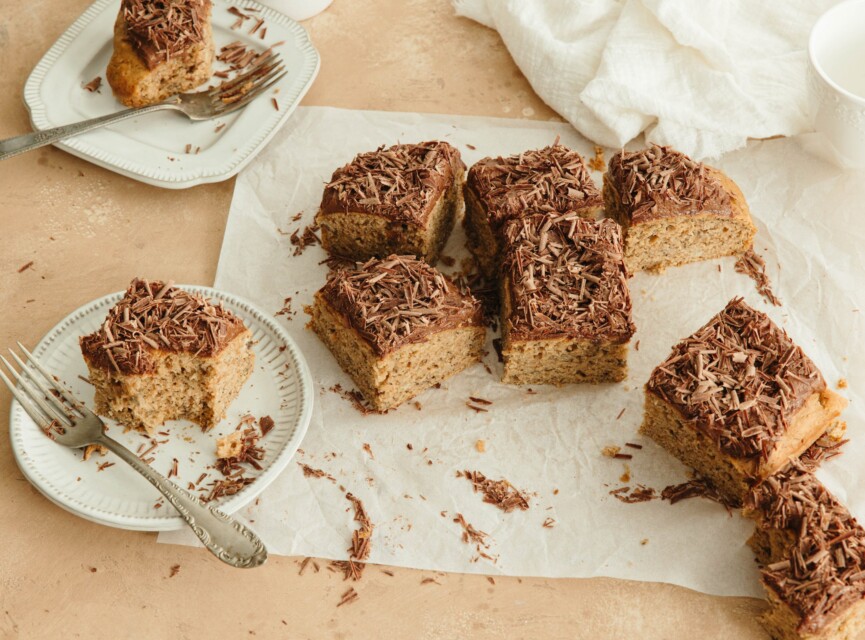 peanut butter banana snack cake with chocolate frosting