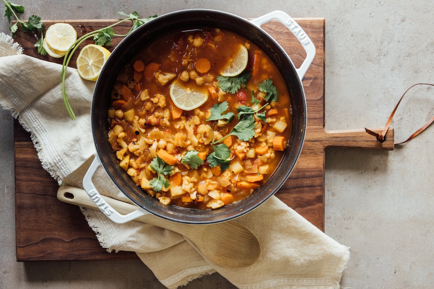 Ensopado de legumes em uma panela_melhores receitas de sopa