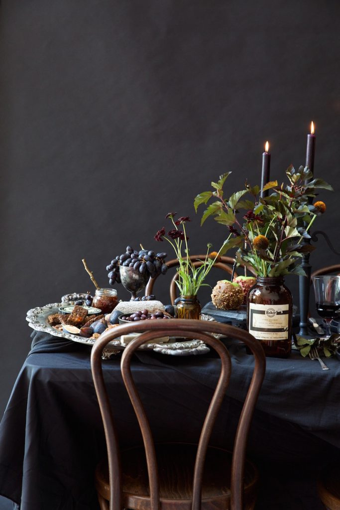 halloween dinner party tablescape_decorating with candles