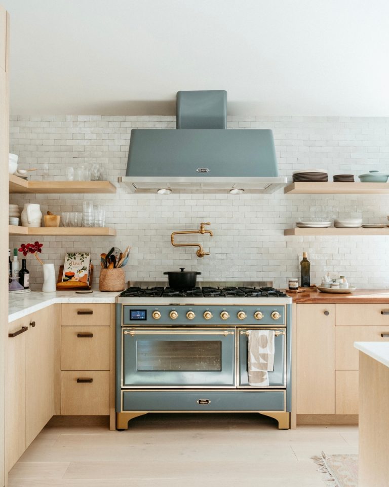Brian and Jessie De Lowe's kitchen_best interior design tiktok accounts