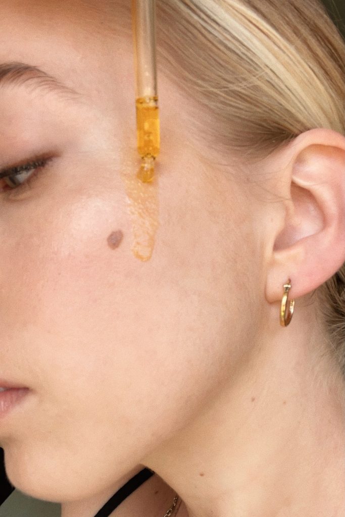 Hannah Zahner applying face oil_how to clear hormonal acne
