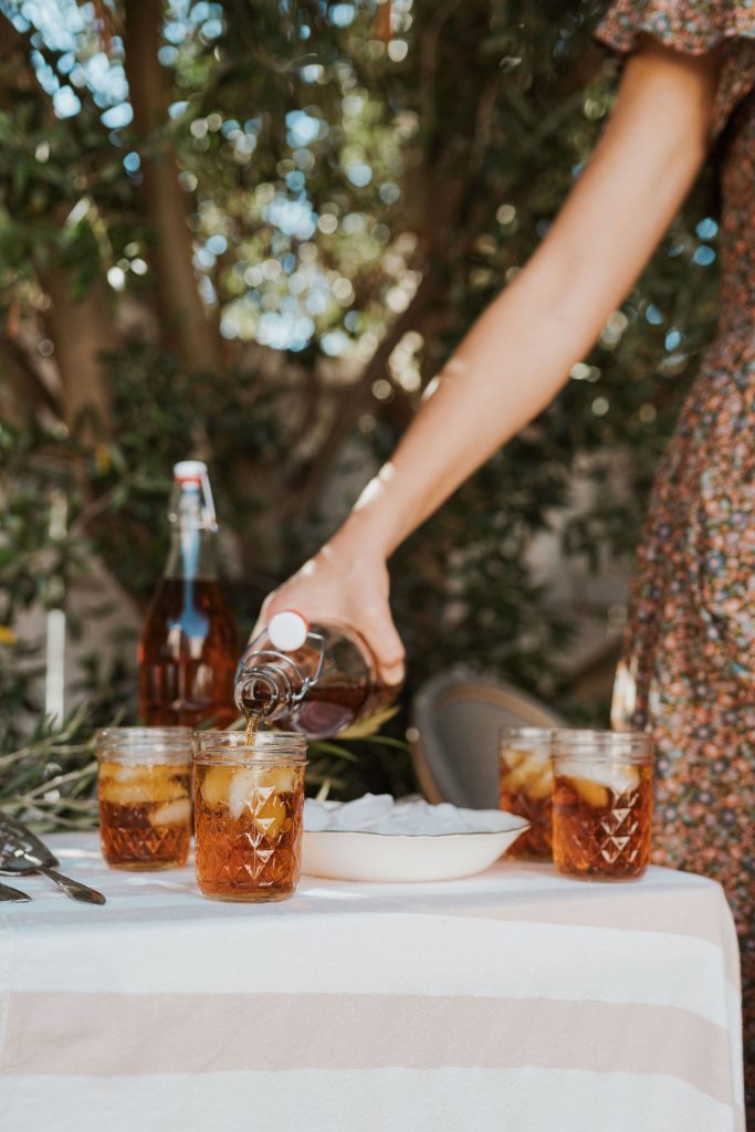 iced tea, pouring drinks