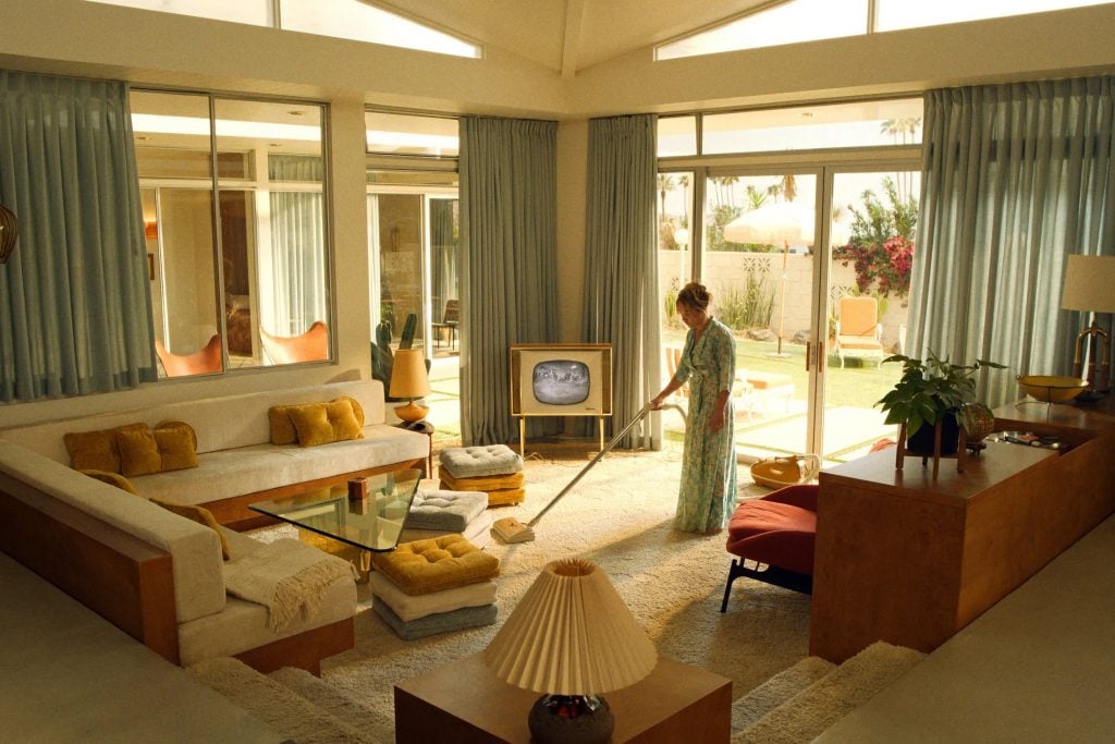 Florence Pugh vacuums in midcentury home_interior design in movies