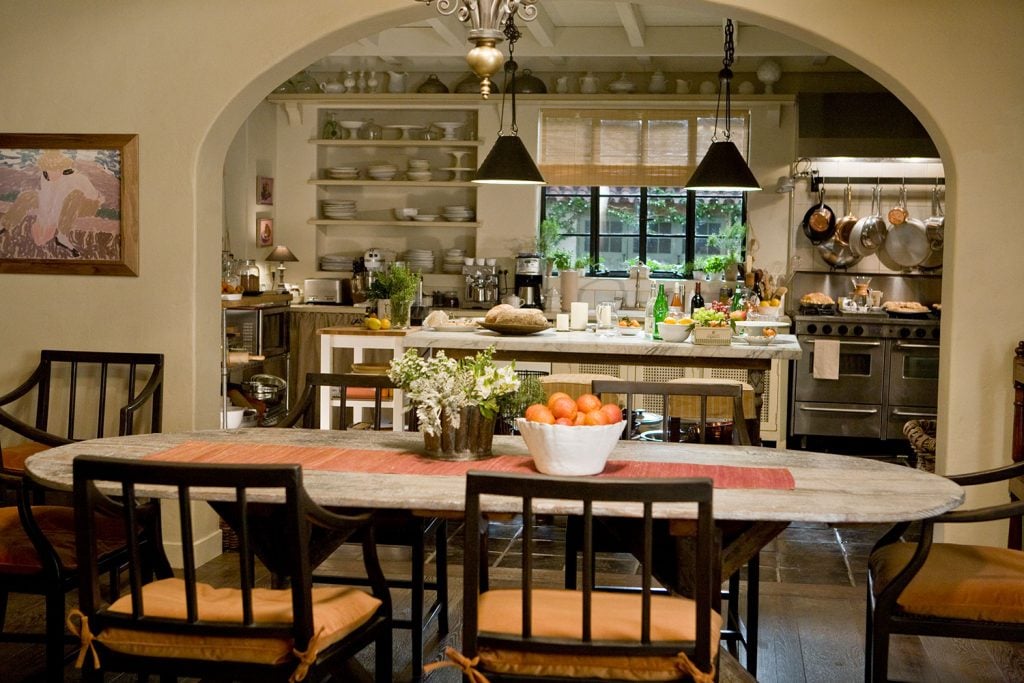Meryl Streep's kitchen and dining table in It's Complicated_interior design in movies