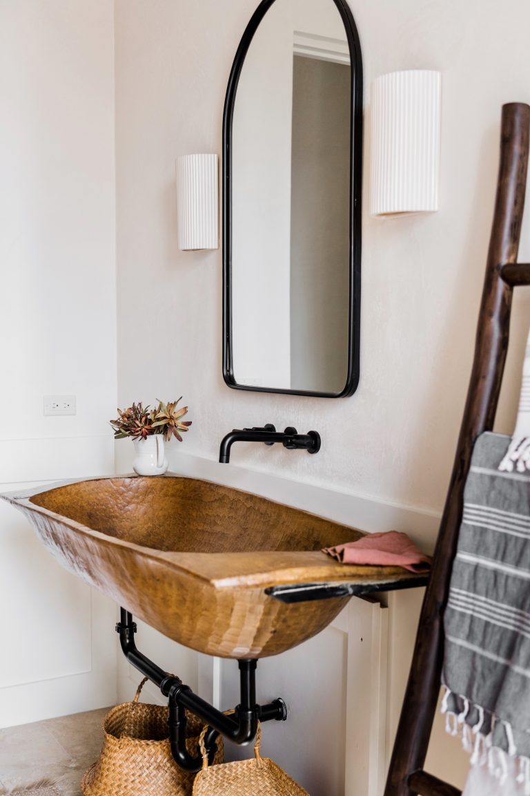 Tocador de baño de invitados con lavabo de cobre