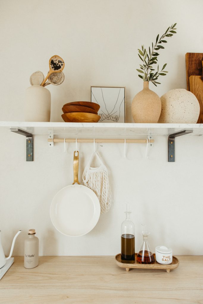 kitchen, open shelves, cutting boards, casa zuma, vases, pans