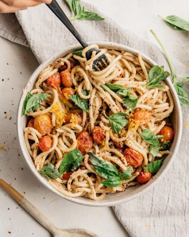 creamy-vegan-pasta-with-tomatoes-vegan-comfort-food-recipes-683x1024