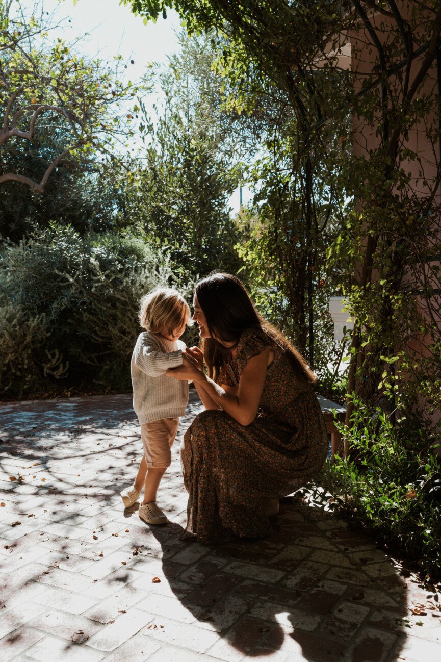 mom with child gratitude for others_how to wake up early