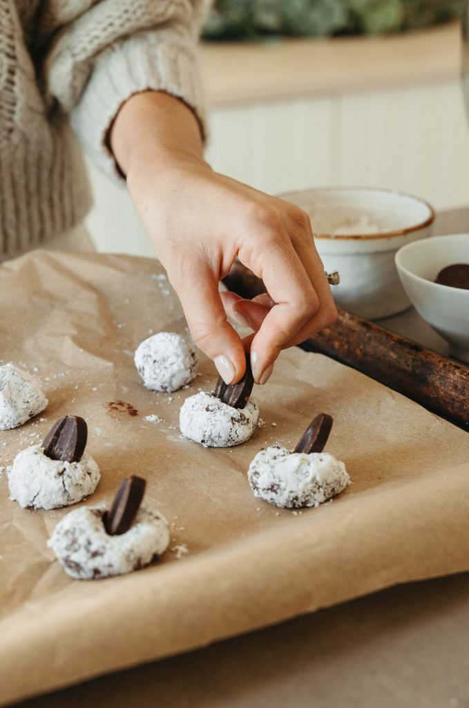 galleta de menta con chocolate masticable, galleta navideña con bola de nieve