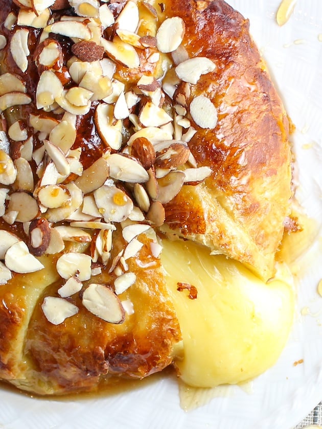 baked brie in puff pastry with honey and almonds_best baked brie recipes