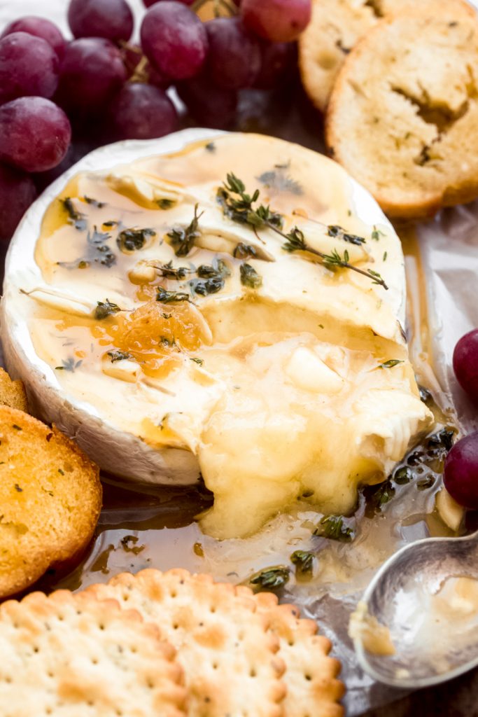 Herb Garlic Baked Brie_best baked brie recipes