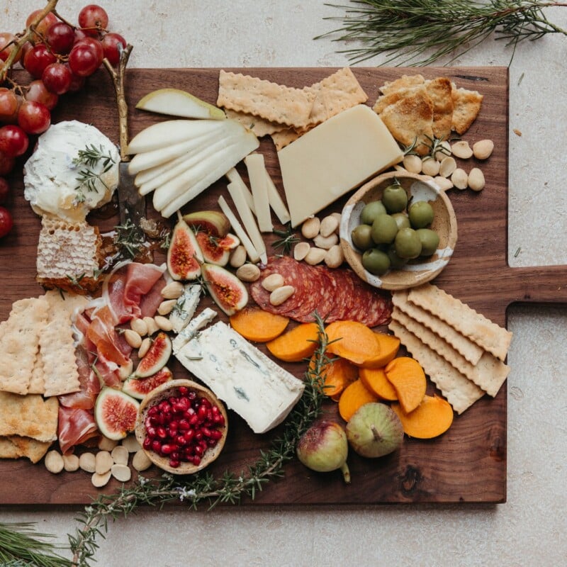 the best holiday charcuterie board ingredients
