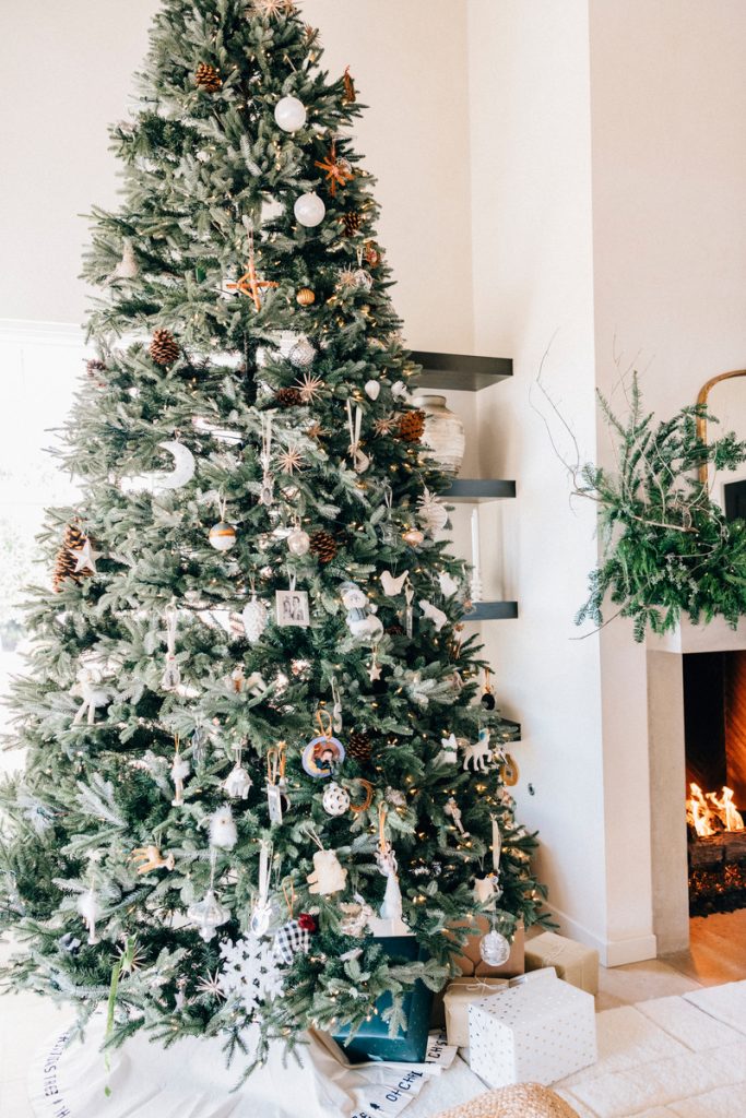 How to decorate a wooden apartment with Christmas decorations