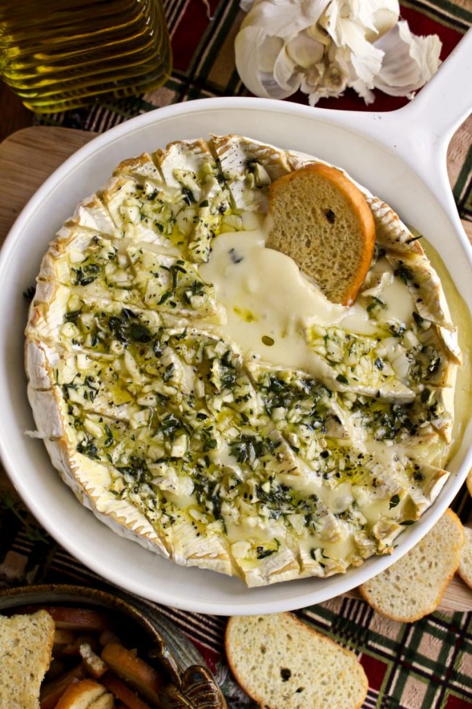 garlic and herb baked brie_best baked brie recipes