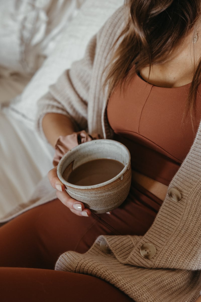 Coffee relaxes in bed, a simple ritual