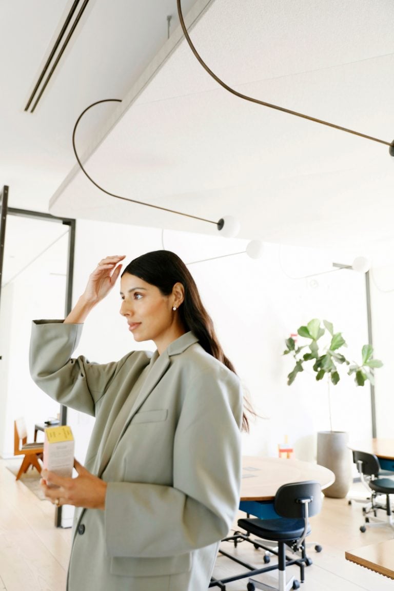 kvinna på kontoret som bär kavaj, hur man blir mer kreativ