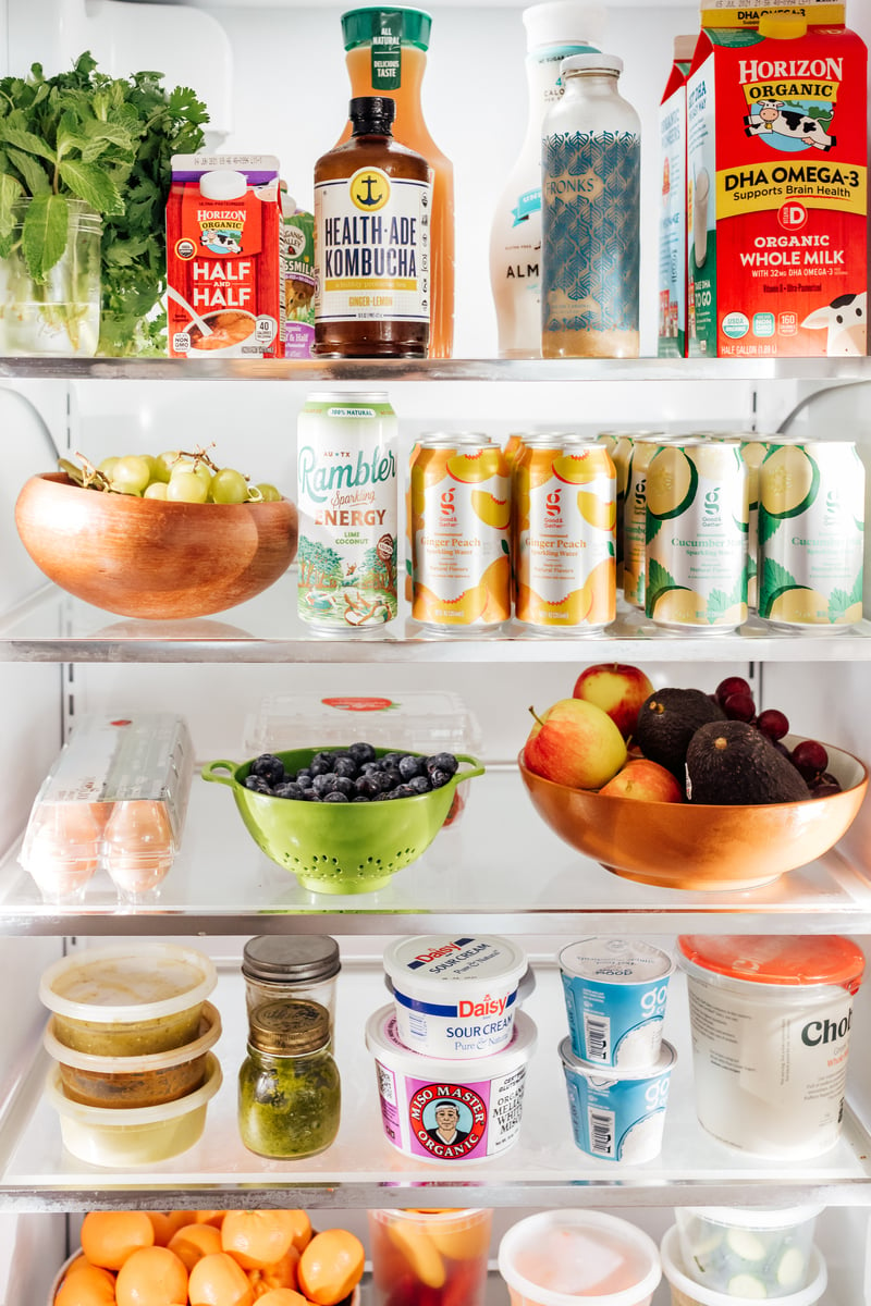 réfrigérateur propre et organisé