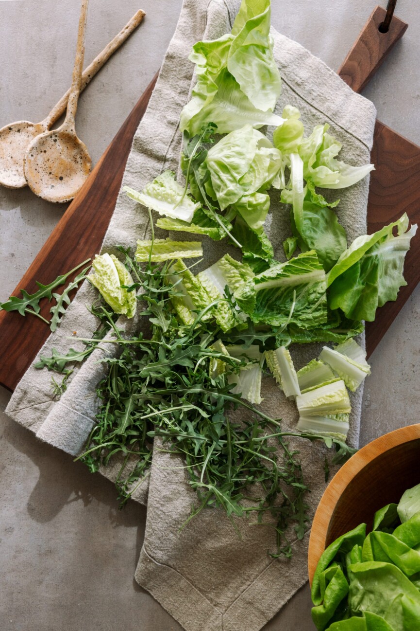 lavar alface e rúcula, produtos frescos da primavera, verduras, preparação de refeições, cozinha, tábua de coleta da casa zuma