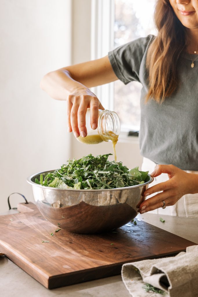 best simple green salad recipe with vinaigrette, inspired by via carotas insalata verde