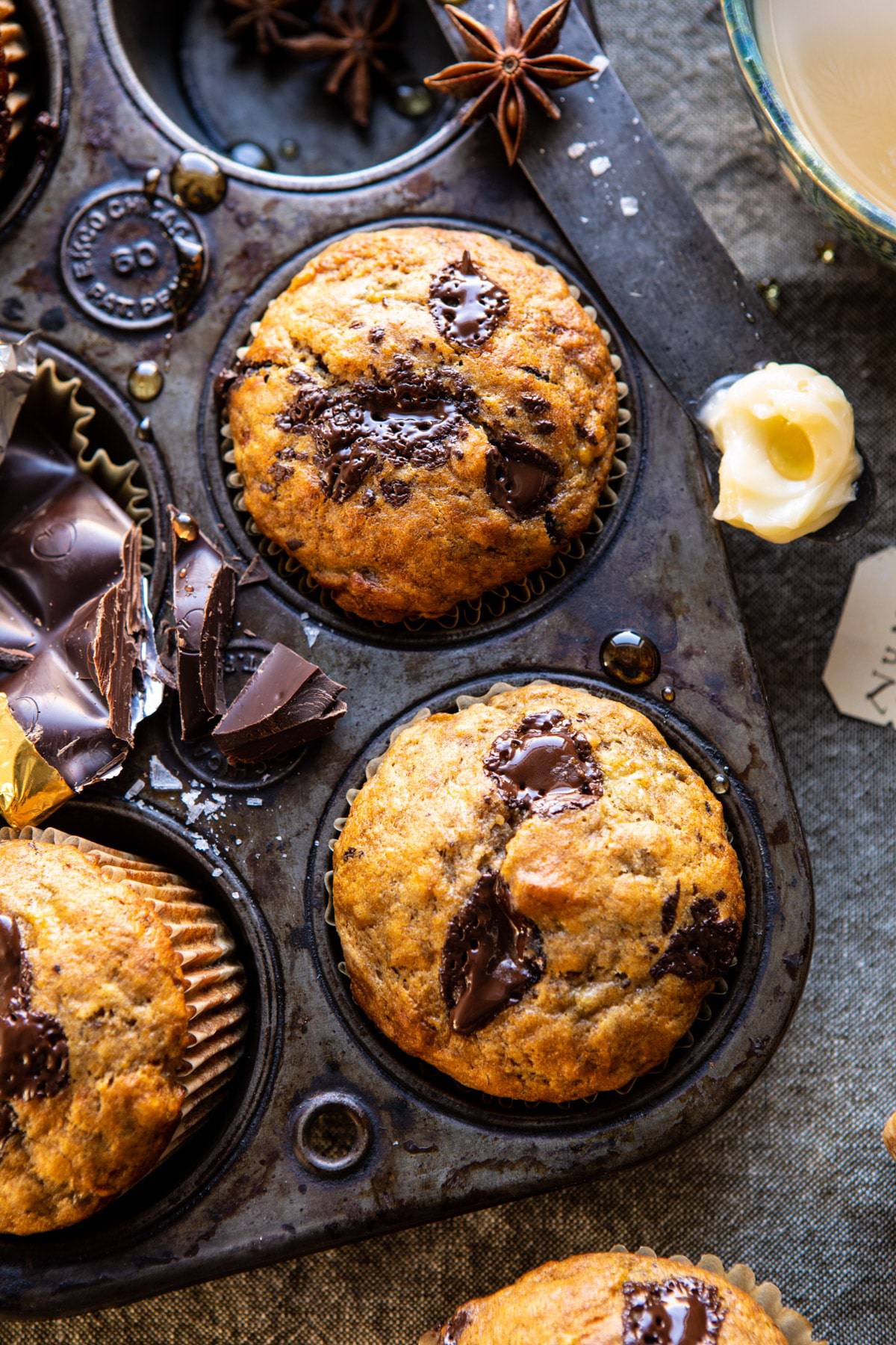 satu mangkuk muffin pisang chai potongan coklat