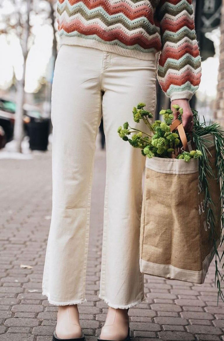 woman holding apolis market bag with produce