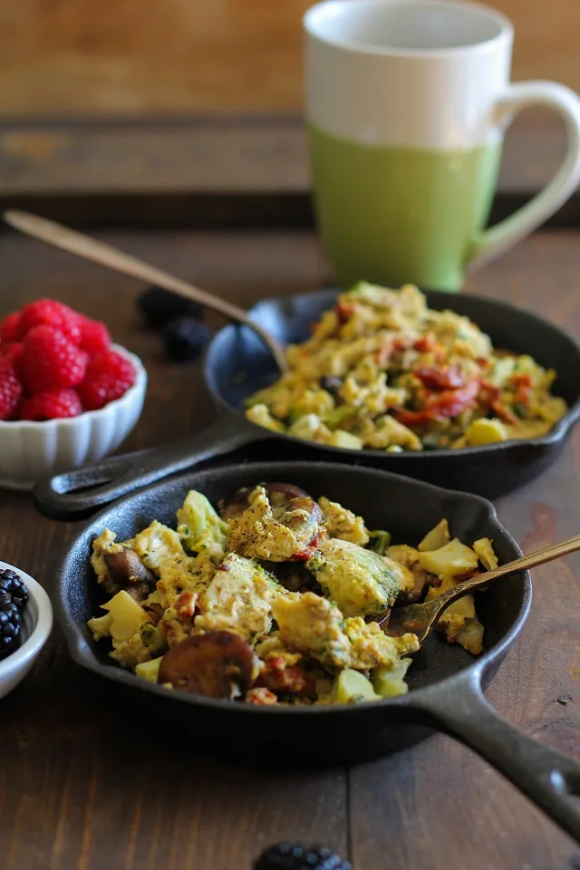 Scrambled eggs with broccoli, mushrooms and sun-dried tomatoes 