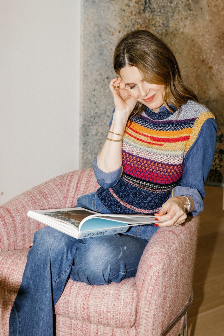 mujer leyendo, productos para el cuidado de la piel sobrevalorados