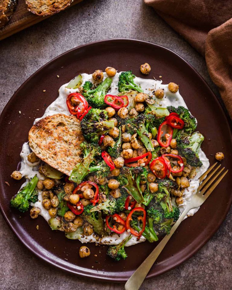 Charred Broccoli and Za'atar Chickpeas with Yogurt Sauce_Healthy Broccoli Recipe