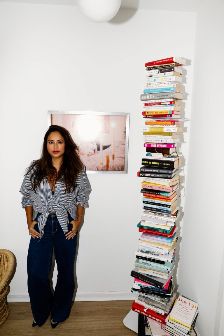 Cindy Ramirez montón de libros sobre cómo conseguir un pasatiempo