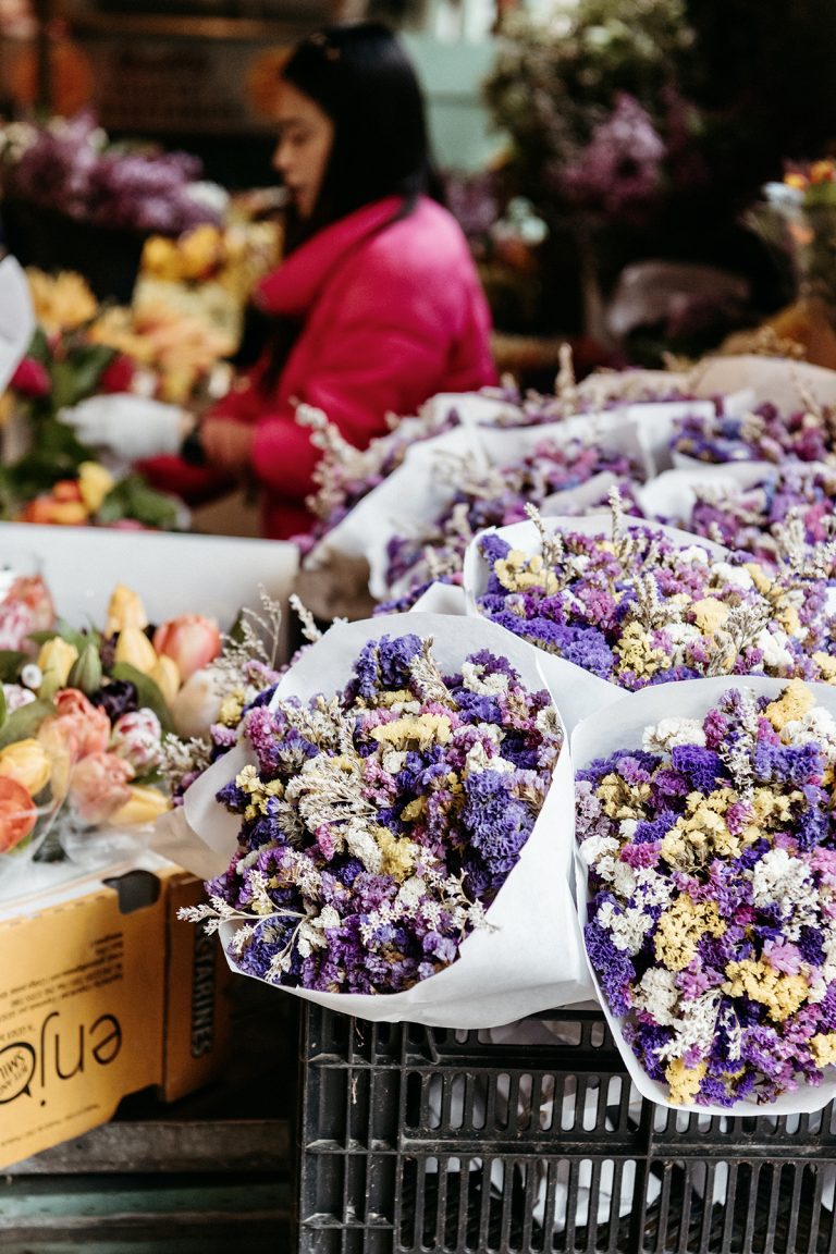 flores moradas del mercado