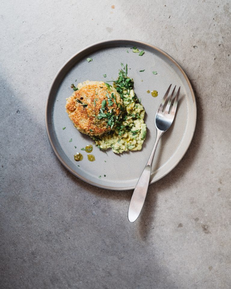 Quinoa cake with crushed avocado sauce