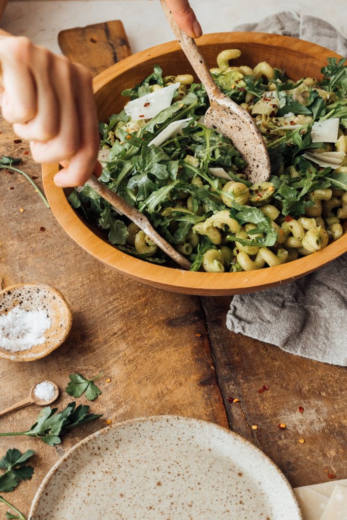 ensalada de pasta primavera con aceitunas, limón y alcachofas