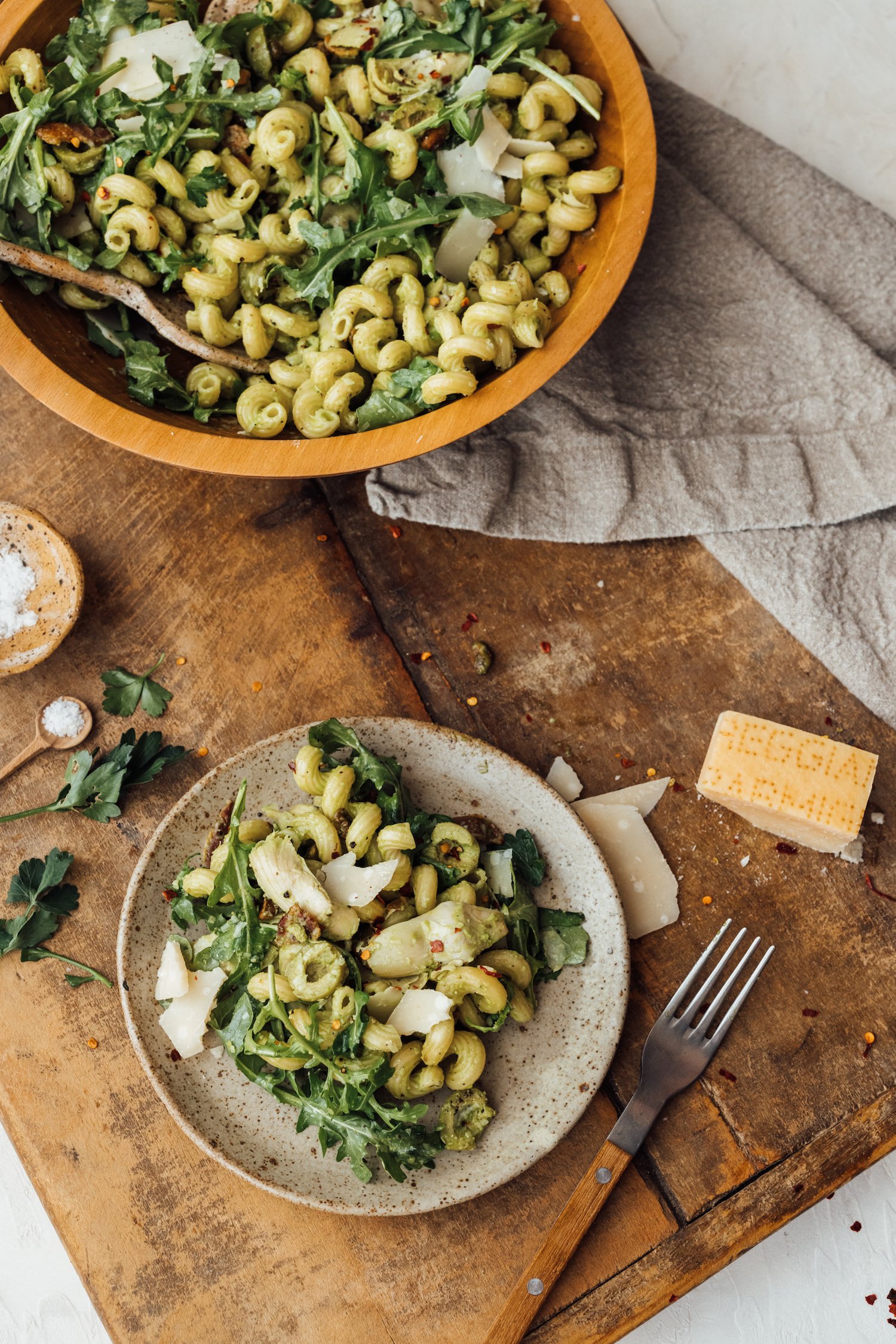 ensalada de pasta primaveral con aceitunas, limón y alcachofas, ensaladera de madera casa zuma, plato casa zuma