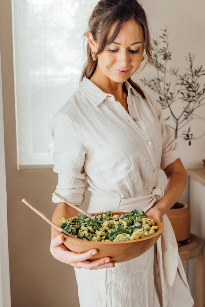 ensalada de pasta primavera con aceitunas, limón y alcachofas, ensaladera de madera casa zuma