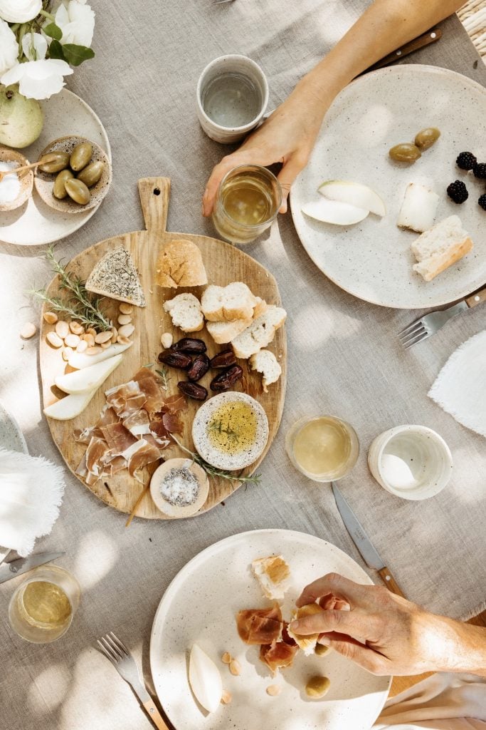 tabla de quesos de primavera casa zuma vasos de solsticio vasos reciclados y copas de vino ideas para entretener al aire libre