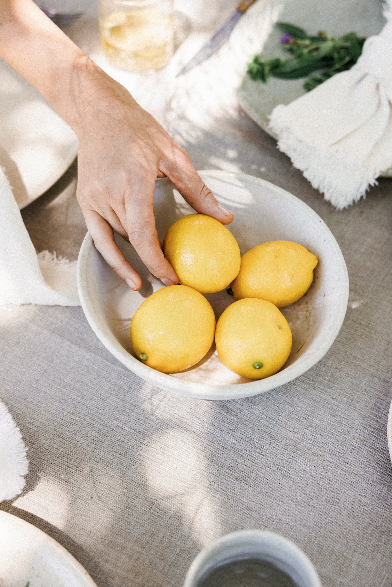 how to set the spring table, lemon centerpiece, mother's day table decorations ideas