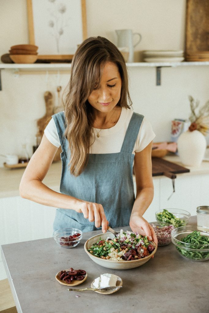 Tazón de granos mediterráneos con sabores de ensalada griega: ideas fáciles y saludables para el almuerzo