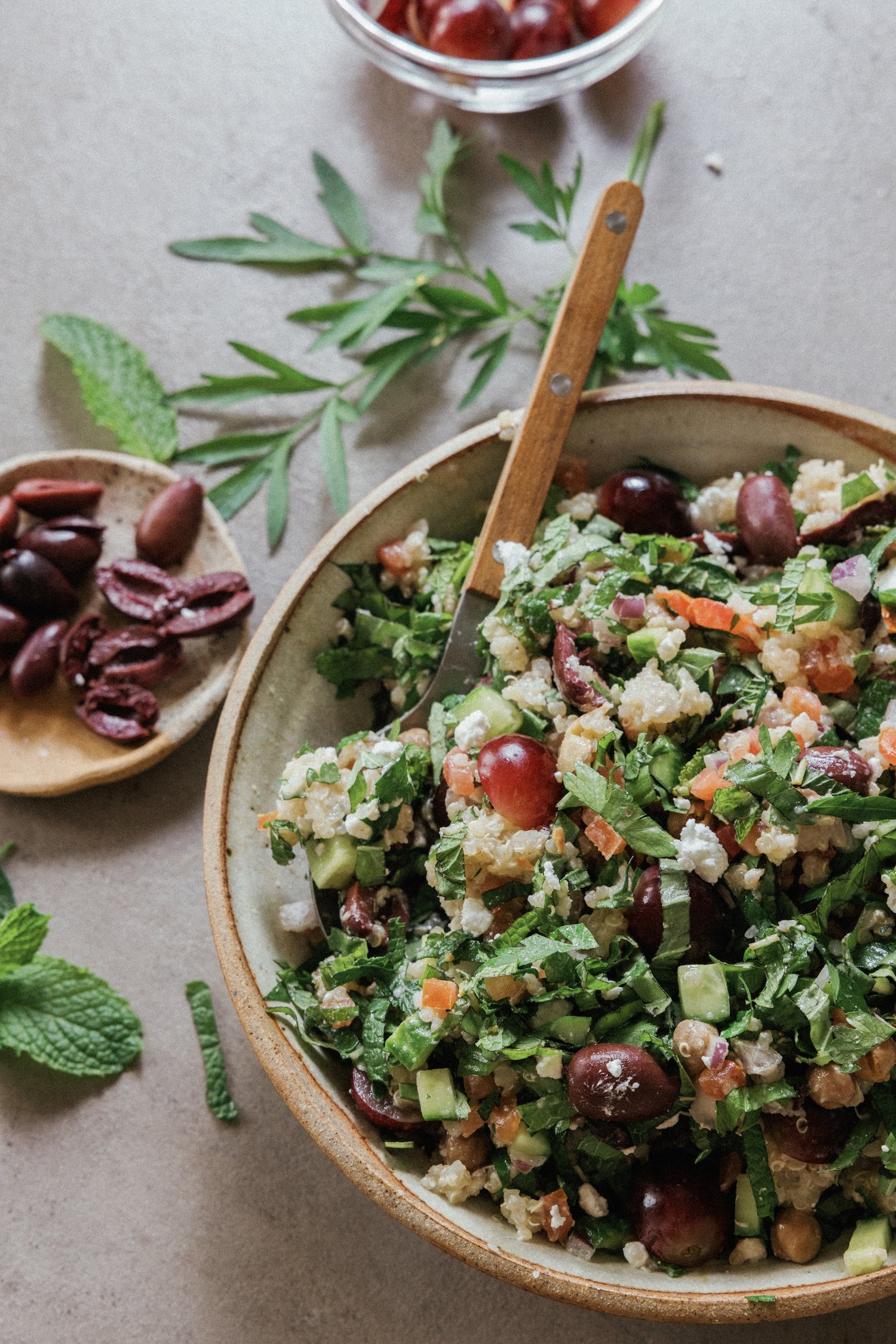 Tazón de granos mediterráneos con sabores de ensalada griega: ideas fáciles y saludables para el almuerzo