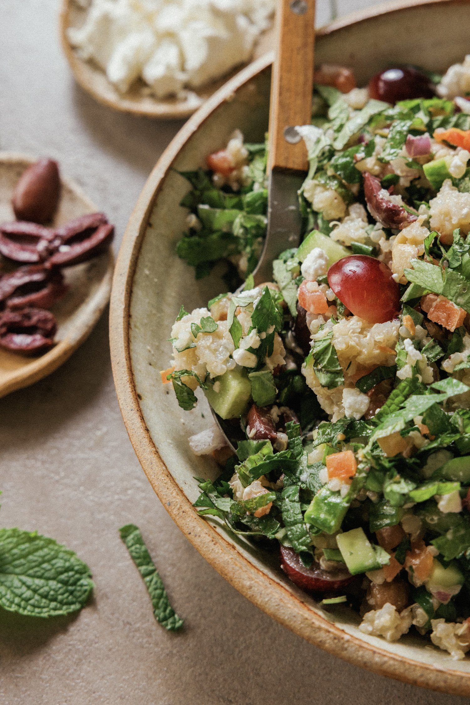 Tazón de granos mediterráneos con sabores de ensalada griega: ideas fáciles y saludables para el almuerzo