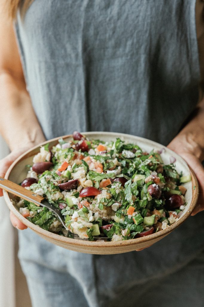 Tazón de granos mediterráneos con sabores de ensalada griega: ideas fáciles y saludables para el almuerzo